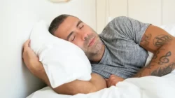 posisi tidur terbaik saat asam lambung naik