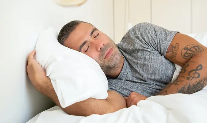 posisi tidur terbaik saat asam lambung naik